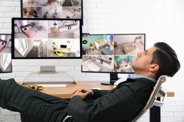 Segurança Masculina Descansando Perto Monitores Local Trabalho — Fotografia de Stock