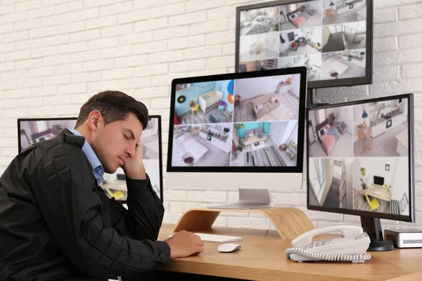 Male Security Guard Sleeping Monitors Workplace — Stock Photo, Image