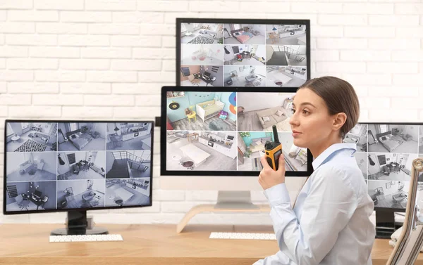 Protector Seguridad Femenino Con Transmisor Portátil Lugar Trabajo — Foto de Stock