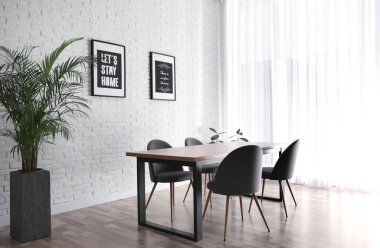 Modern yemek odasının içi şık mobilyalarla dolu.