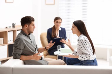 Ofiste bir çiftle çalışan profesyonel psikolog.