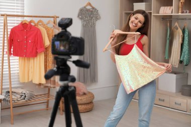 Moda blogcusu odada yeni video kaydediyor