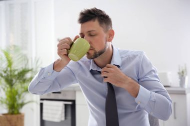 Sabahları evde bir bardak içkiyle uyuyan adam.