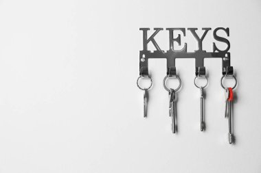 Kapalı alandaki ışık duvarında metal anahtar var. Metin için boşluk