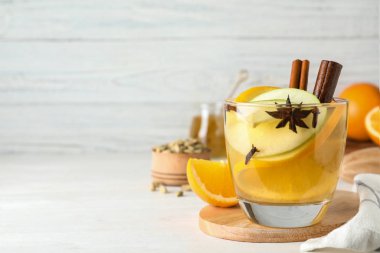 Aromatik beyaz şarap ahşap masada. Metin için boşluk