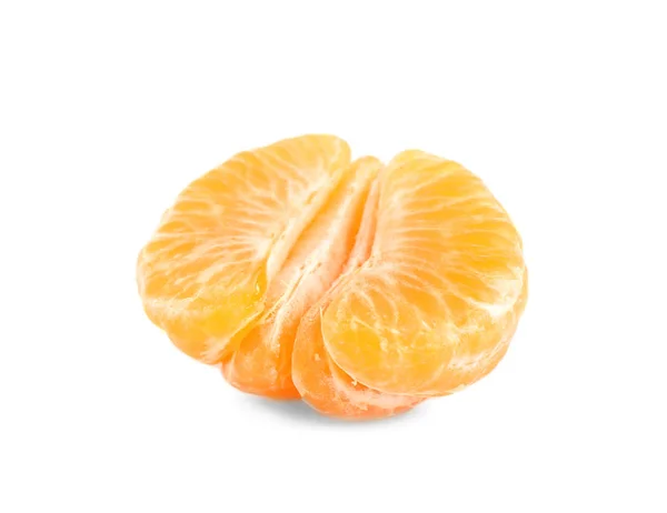 Mandarina jugosa fresca pelada aislada en blanco — Foto de Stock