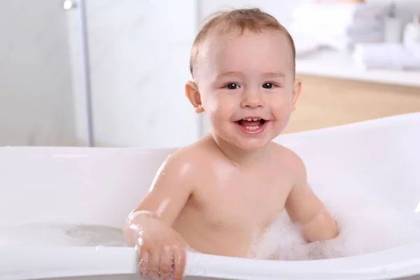 Мила маленька дитина у ванні вдома — стокове фото