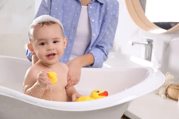 Anya a kisbabájával a fürdőszobában. — Stock Fotó