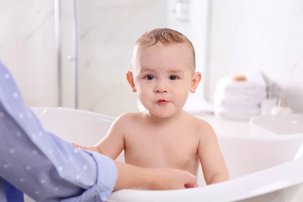 Matka se svým malým dítětem v koupelně — Stock fotografie