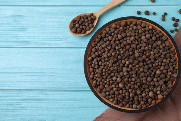 Peppercorny Světle Modrém Dřevěném Stole Ležely Ploché Mezera Pro Text — Stock fotografie