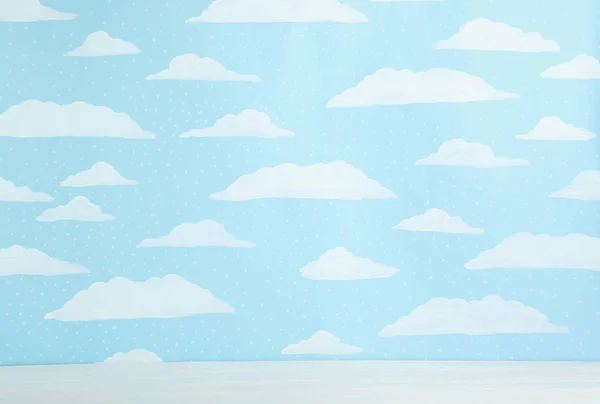 Table en bois blanc près du mur avec ciel bleu peint. Idée pour bab — Photo