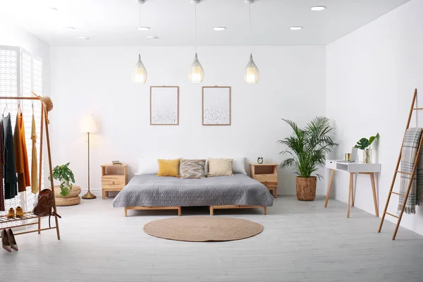 Стильный интерьер современной спальни с различной мебелью — стоковое фото