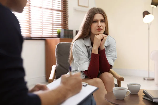 Professional psychotherapist working with patient in office — Stock Photo, Image
