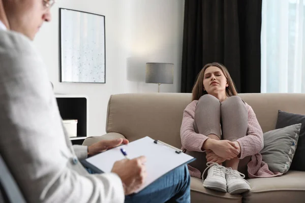 Professionele psychotherapeut werkt met patiënt in kantoor — Stockfoto