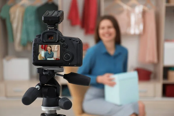 Blogueiro Moda Gravando Novo Vídeo Quarto Foco Câmera — Fotografia de Stock