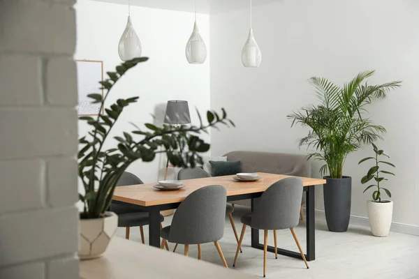 Table en bois élégante dans l'intérieur de la chambre moderne — Photo