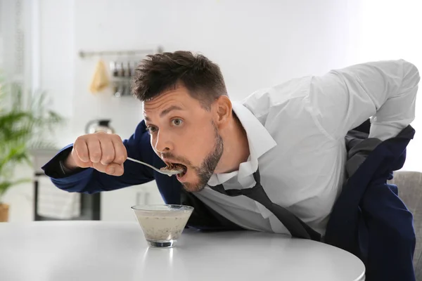 Un homme qui mange son petit déjeuner à la maison. Préparation du matin — Photo