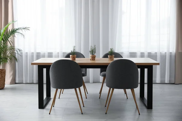 Современный интерьер со стульями и столом — стоковое фото
