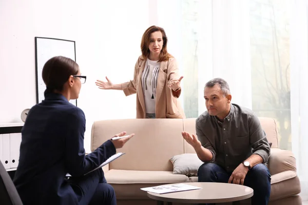 Psicoterapeuta trabajando con pareja en la oficina. Asesoría familiar — Foto de Stock