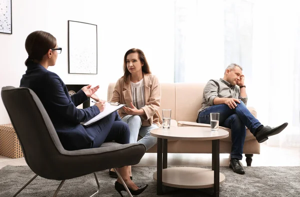 Psychotherapist working with couple in office. Family counsellin — Stock Photo, Image