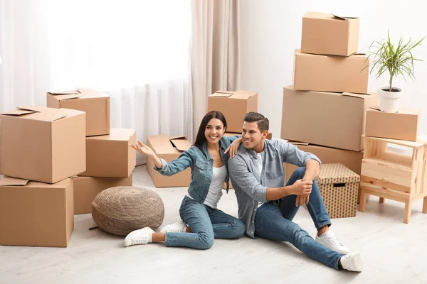 Gelukkig paar in kamer met kartonnen dozen op verhuisdag — Stockfoto