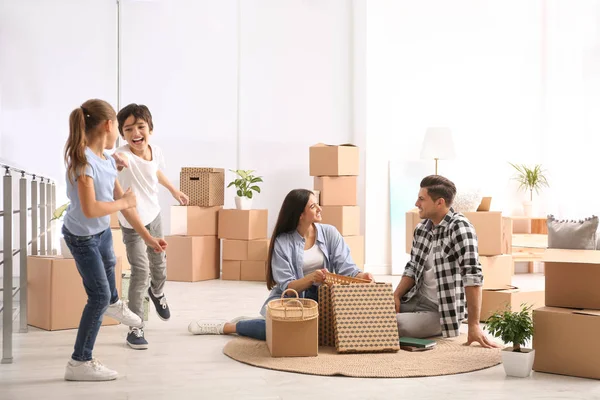 Glückliche Familie beim Auspacken von Umzugskartons im neuen Zuhause — Stockfoto