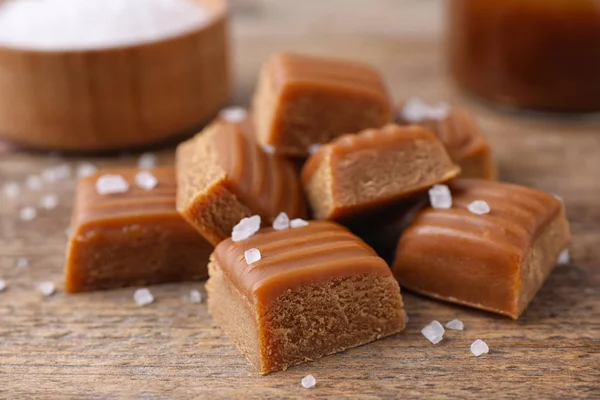Delicioso Caramelo Salgado Mesa Madeira Close — Fotografia de Stock