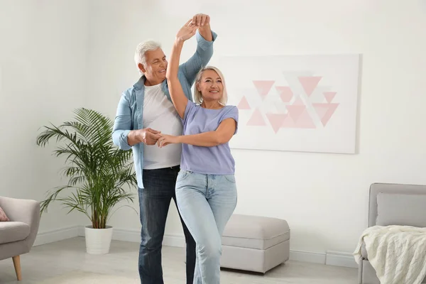 Gelukkig Volwassen Paar Dansen Samen Woonkamer — Stockfoto