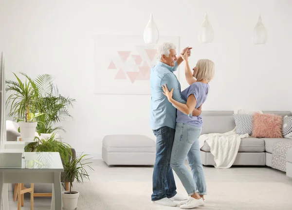 Glücklich Reifes Paar Tanzen Zusammen Wohnzimmer — Stockfoto