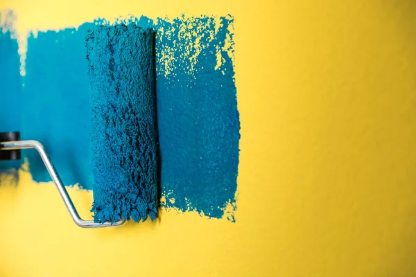 Peinture murale jaune avec colorant bleu, vue rapprochée — Photo