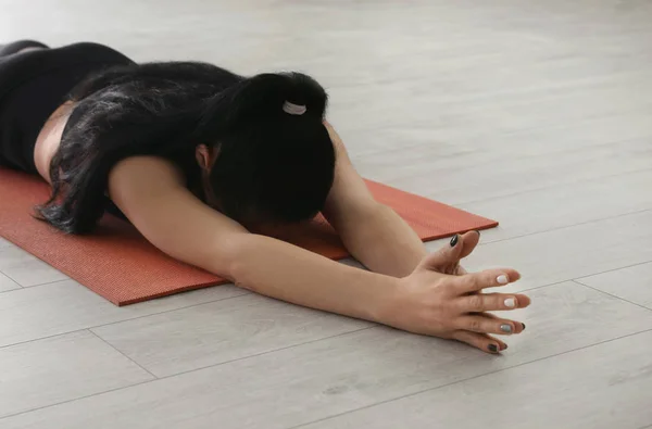 Mujer Joven Practicando Pose Relajación Estudio Yoga Primer Plano — Foto de Stock
