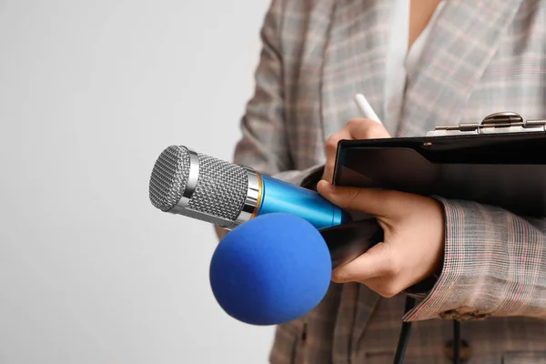 Journaliste Avec Microphones Presse Papiers Sur Fond Clair Gros Plan — Photo