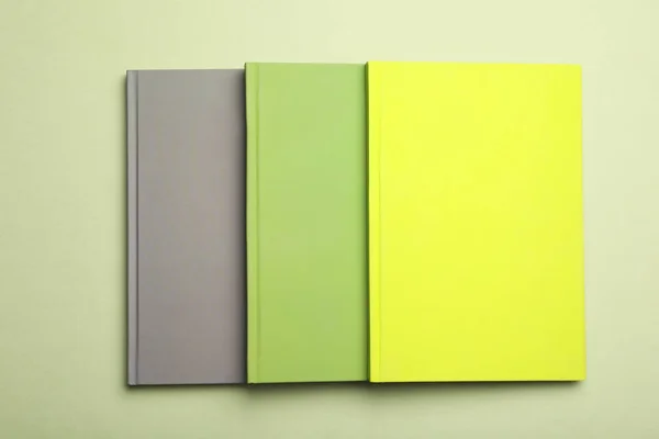 Стильные Цветные Блокноты Зеленом Фоне Вид Сверху — стоковое фото