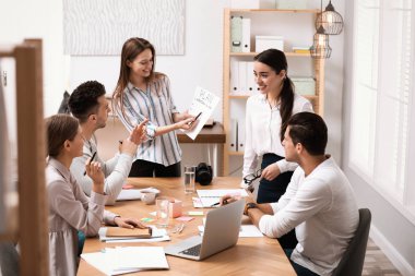 Ofiste çalışan profesyonel gazetecilerden oluşan ekip