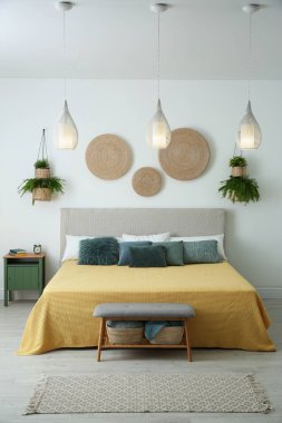 Geniş, rahat yataklı, şık bir oda.