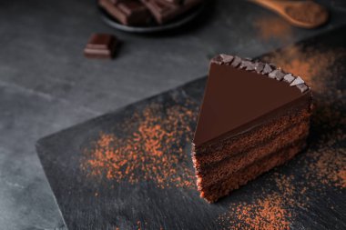 Gri masada nefis çikolatalı pasta, mesaj için yer var.