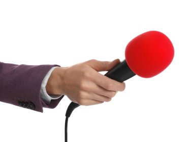 Beyaz arka planda mikrofonu olan profesyonel gazeteci, yakın plan