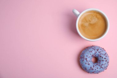 Açık pembe arka planda nefis kahve ve çörek, yazı için yeri olan üst manzara. Tatlı hamur işleri