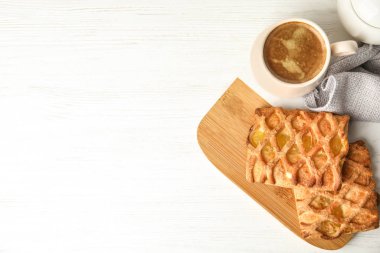 Taze hamur işleri ve beyaz ahşap masa üzerinde kahve, düz yatak. Metin için boşluk