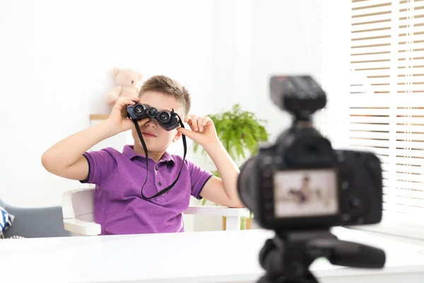 Söt Liten Bloggare Med Kikare Inspelning Video Hemma — Stockfoto