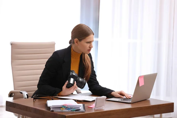 Young Journalist Working Table Office — Stock Photo, Image