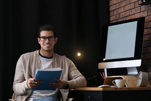 Periodista Con Cuaderno Lugar Trabajo Oficina — Foto de Stock