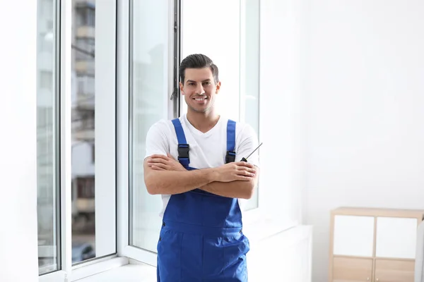 Reparador Con Destornillador Cerca Ventana Plástico Interior — Foto de Stock