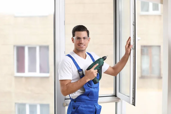Byggnadsarbetare Reparerar Plastfönster Med Elektrisk Skruvmejsel Inomhus — Stockfoto