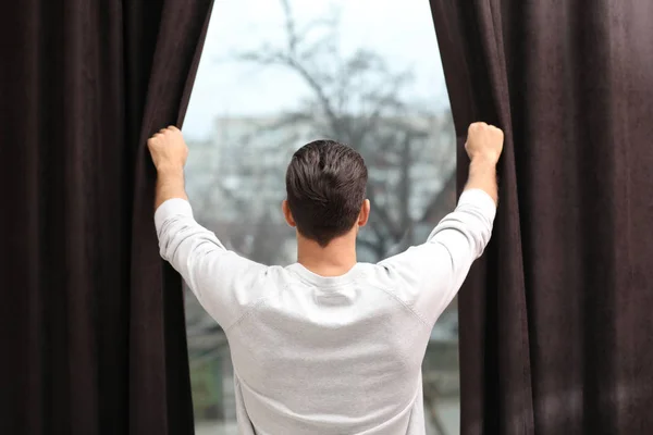 Άντρας Άνοιγμα Παραθύρων Κουρτίνες Στο Σπίτι Πίσω Όψη — Φωτογραφία Αρχείου