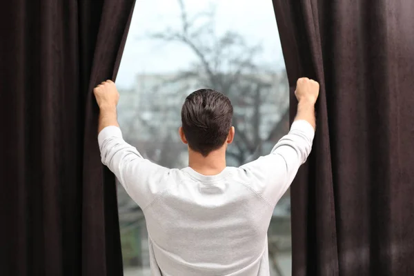 Hombre Abriendo Cortinas Ventana Casa Vista Trasera —  Fotos de Stock