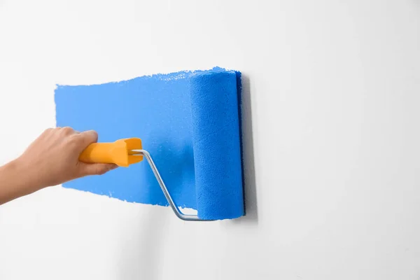 Kobieta Malująca Białą Ścianę Niebieskim Farbą Zbliżenie Remont Wnętrz — Zdjęcie stockowe