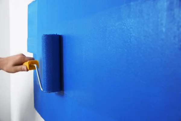 Muž Malující Bílou Stěnu Modrým Barvivem Detailní Záběr Rekonstrukce Interiéru — Stock fotografie