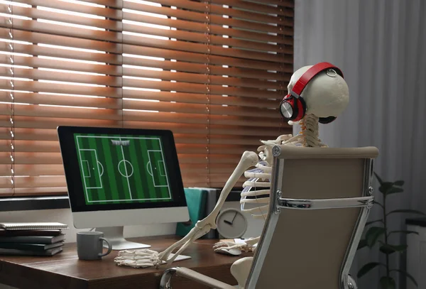 Human Skeleton Headphones Playing Game Indoors — 스톡 사진