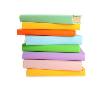 Beyaza izole edilmiş renkli kitap yığını